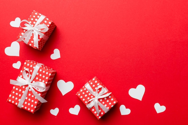 弓と心クリスマス プレゼントとバレンタインデー組成赤いギフト ボックス上からの眺めテキストのためのスペース ホリデー グリーティング カード