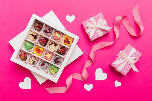 사진 발렌타인 데이 구성 달한 사탕과 선물 상자에 활과 은 느낌의 심장 사진 템플릿 배경 상단 표시 복사 공간