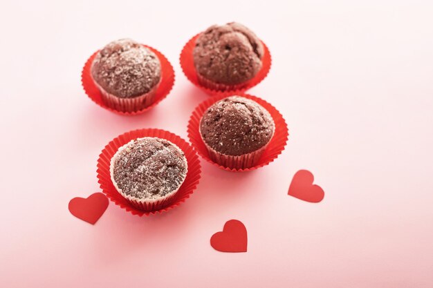 Foto composizione di giorno di san valentino con cupcakes