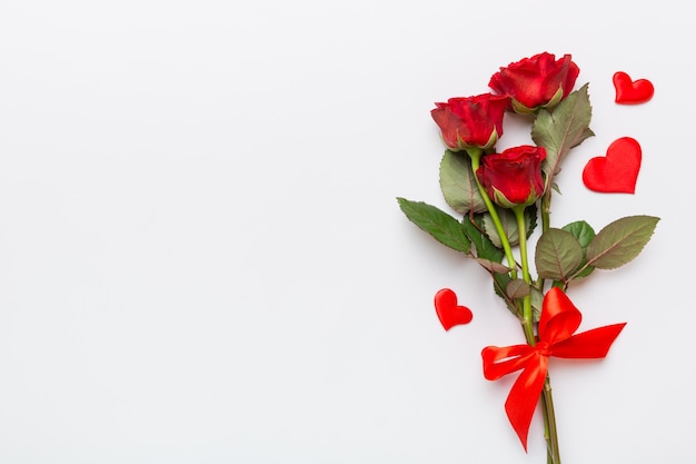 Photo valentine day composition with rose flower and red heart on table top view flat lay copy space holiday concept