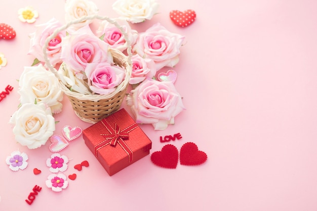 Valentine day-geschenkdoos met rode harten en rozen op roze achtergrond