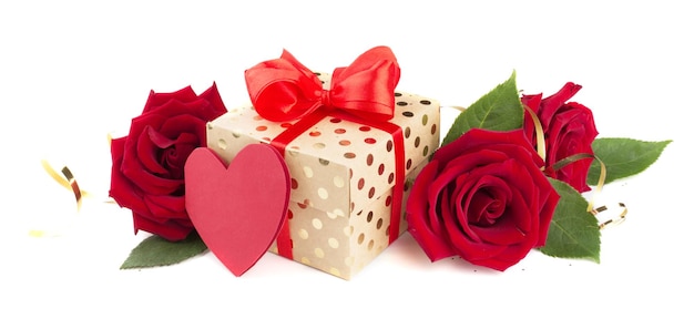 Confezione regalo di san valentino con fiocco di seta rosso rosa fiori e cuori isolati su sfondo bianco concetto di amore