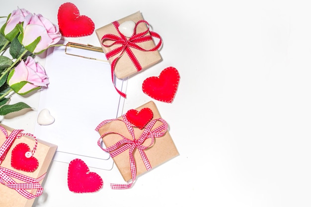발렌타인 하루 인사말 카드 배경입니다. 흰색 배경에 다양한 발렌타인 선물 상자, 공예, 심장, 빨간 리본 세트