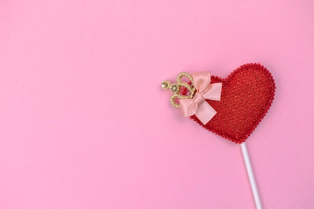 밝은 분홍색 배경 상단 보기, 복사 공간에 붉은 심장 장식이 있는 발렌타인 데이 인사말 개념. 평평한 사진