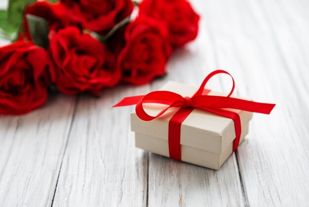 Valentine-geschenkdoos en rozenboeket