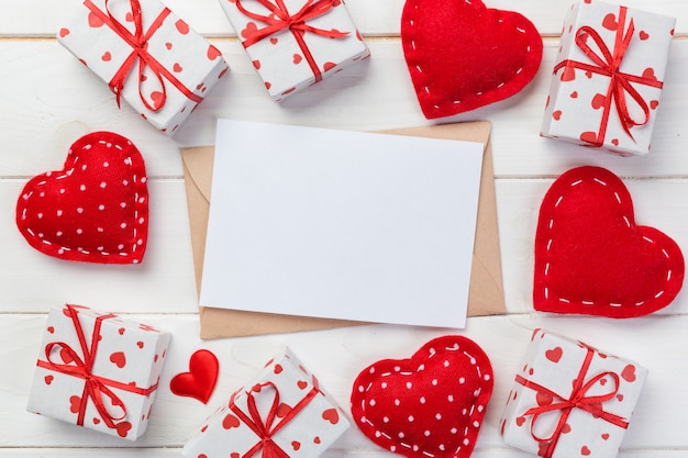 Valentine geschenkdozen en handgemaakte harten, lege wenskaart