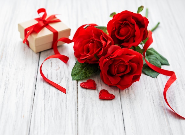 Mazzo di rose e scatola regalo di san valentino