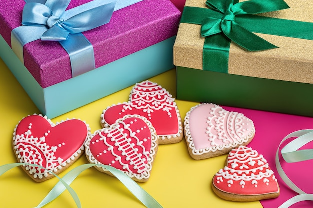 Valentine Gingerbread op lichte achtergrond en geschenkdozen met linten.