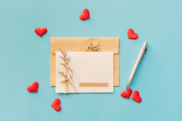 Foto biglietto di auguri di san valentino e cuore rosso su sfondo blu, copia spazio per il testo