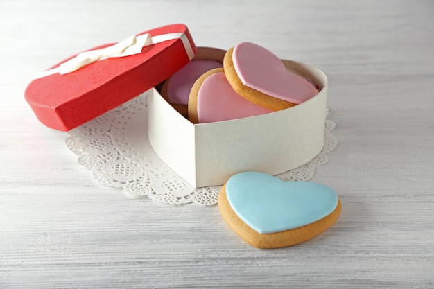 Valentine-hartkoekjes in huidige doos op houten achtergrond