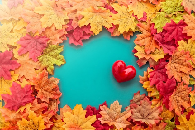 오렌지 잎 테이블에 붉은 심장 개체 설정 발렌타인 아이디어 개념