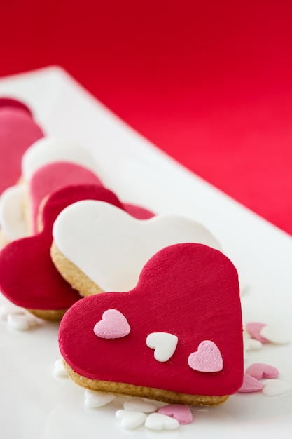 Valentine-koekjes met hartvorm op rood