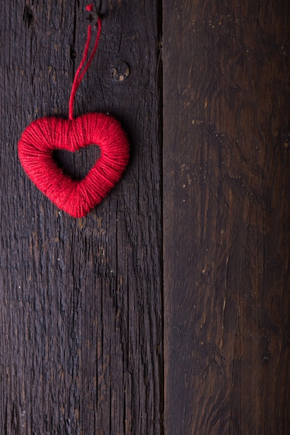 Valentine. Liefde. Valentijnsdag briefkaart. Liefde concept voor moederdag en Valentijnsdag. De dagharten van gelukkig Valentine op houten achtergrond. Valentine-kaart met ruimte voor tekst