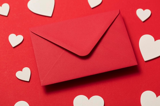 Lettera d'amore di san valentino busta rossa con cuori bianchi