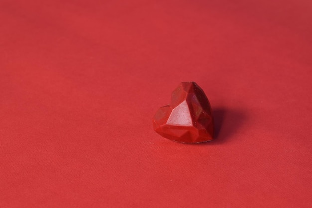 Фон Валентина, вкусный красный шоколад на красном фоне.