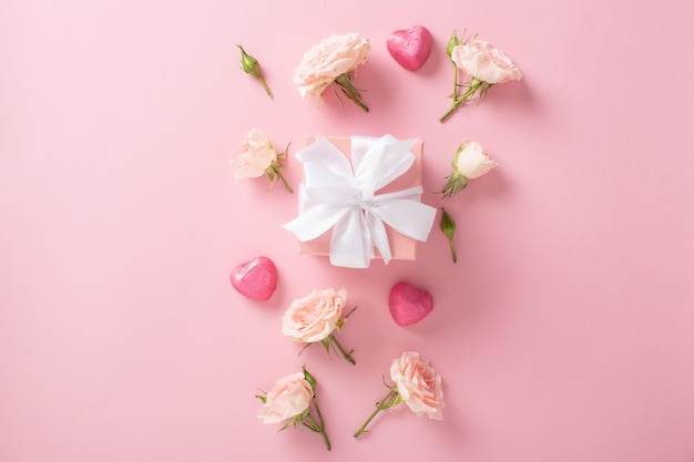 День святого Валентина фон баннер макет с розами и сердцами на светло-розовом фоне с местом для текста