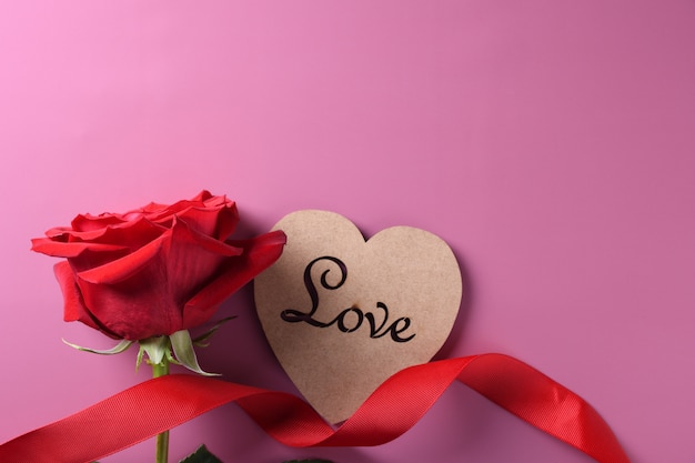 Simboli di amore della cartolina d'auguri del fondo di san valentino, decorazione rossa con le rose. vista dall'alto con spazio di copia e testo. superficie piana