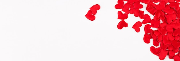 バレンタインデーの背景。白い背景の上の赤いハート。バレンタインデーのコンセプト。スペースをコピーします。