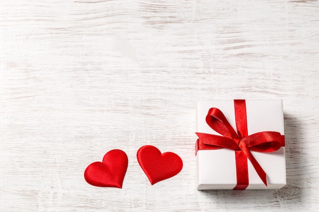선물 및 빨간 하트, 평면도와 발렌타인 배경. 산 발렌타인과 사랑의 개념.