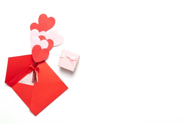 San valentino sfondo con cuori rossi e rosa e confezione regalo