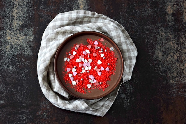 День Святого Валентина чаша для завтрака. Романтический завтрак на День святого Валентина. Шоколадный йогурт и сладкие украшения сердца.