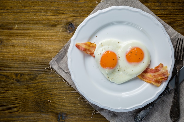 写真 バレンタインデーの朝食-卵、ベーコン、ケチャップ