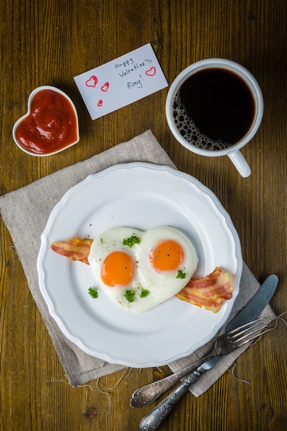 写真 バレンタインデーの朝食-卵、ベーコン、ケチャップ