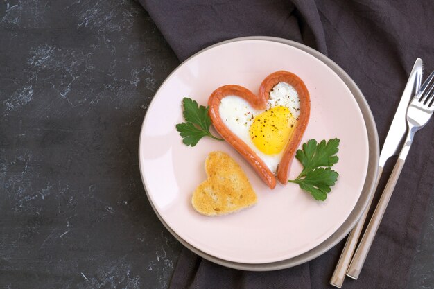 발렌타인 데이 아침 식사는 심장 모양의 빵과 계란 스크램블입니다.