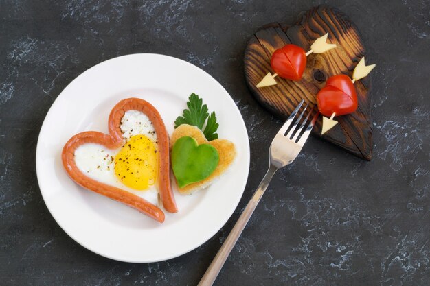 발렌타인 데이 아침 식사는 심장 모양의 빵과 계란 스크램블입니다.