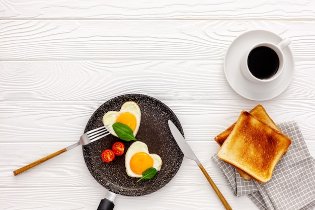 La colazione di san valentino è composta da uova strapazzate a forma di cuore