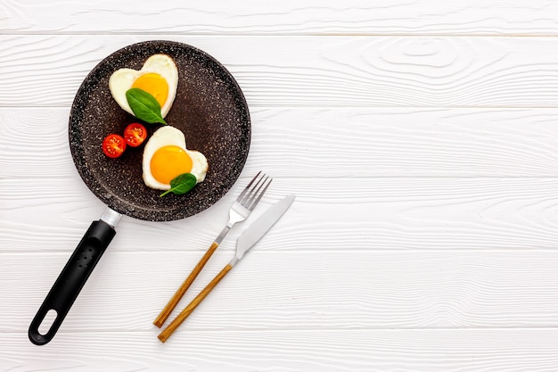 La colazione di san valentino è uova strapazzate con forma di cuore