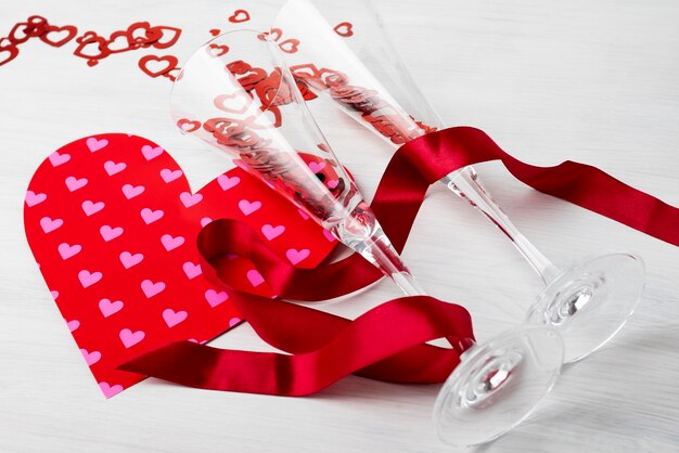 シャンパン グラスからこぼれるバレンタイン カード ハート