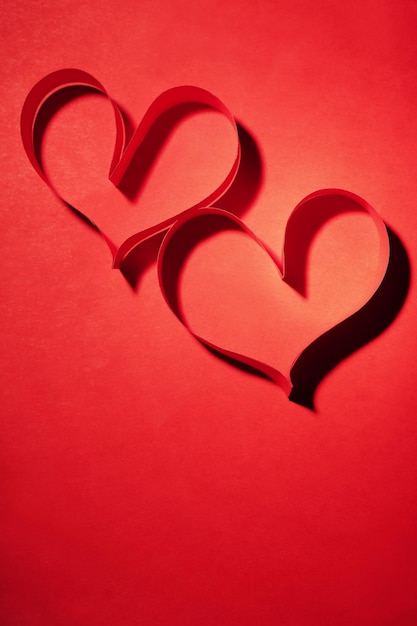 빨간색 배경에 리본으로 만든 발렌타인 데이 카드