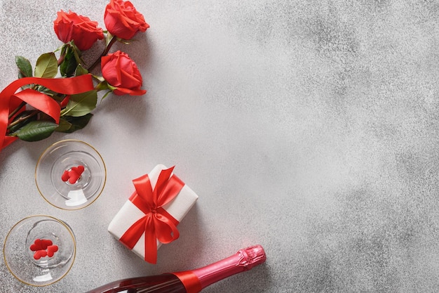 Carta di san valentino con regalo romantico rose rosse