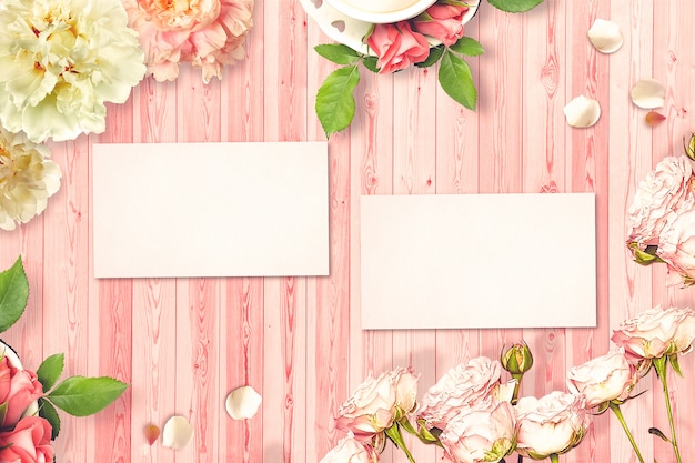 グリーティングカードと木製のテーブルの上に花のバレンタインの組成