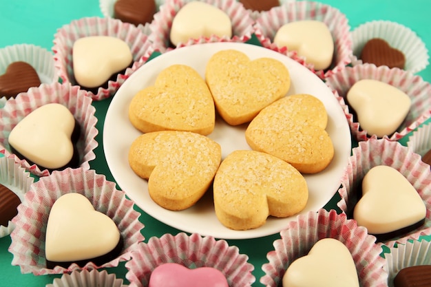 Концепция Дня святого Валентина Композиция из вкусных шоколадных конфет и вкусного печенья крупным планом