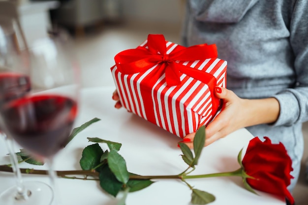 Foto concetto di san valentino coppia felice innamorata di giovane coppia amorosa che celebra il giorno di san valentino