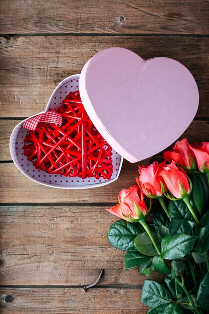 Concetto di san valentino, confezione regalo a forma di cuore