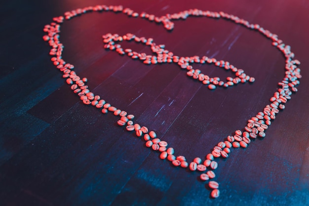 Concetto di san valentino poliamore simbolo cuore e segno di infinito nei chicchi di caffè medi