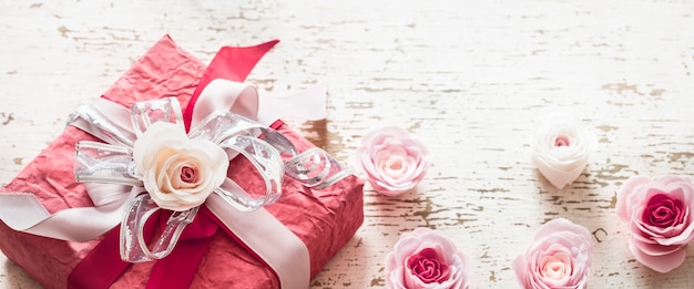 День Святого Валентина концепция, красная подарочная коробка