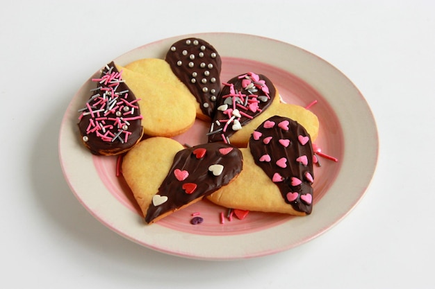 Photo valentine's day cookies dipped in chocolate and decorated with sprinkles