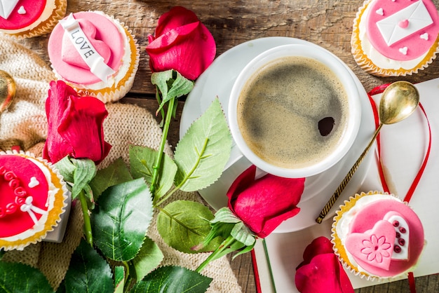 Cupcakes di san valentino con una tazza di caffè