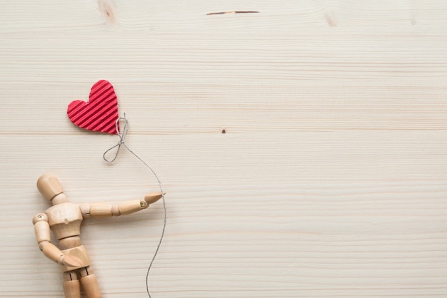 Foto la figurina di legno su ordinazione di san valentino che gode dell'amore fondo per il vostro testo