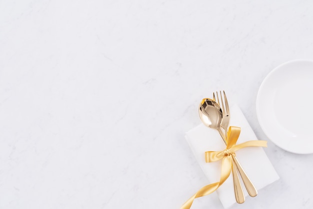 バレンタインデーのデザインコンセプト-カップルや恋人とのデート、トップビュー、フラットレイのためのレストランの休日のお祝いの食事のプロモーションのためのロマンチックなプレート皿セット