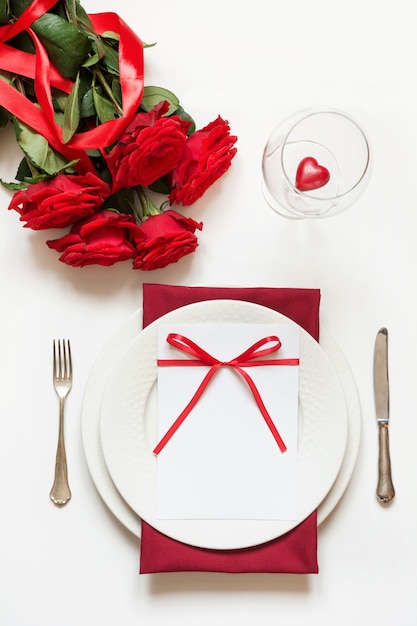 발렌타인 데이 저녁. 빨간 장미와 로맨틱 테이블 설정입니다. 위에서 볼 수 있습니다.