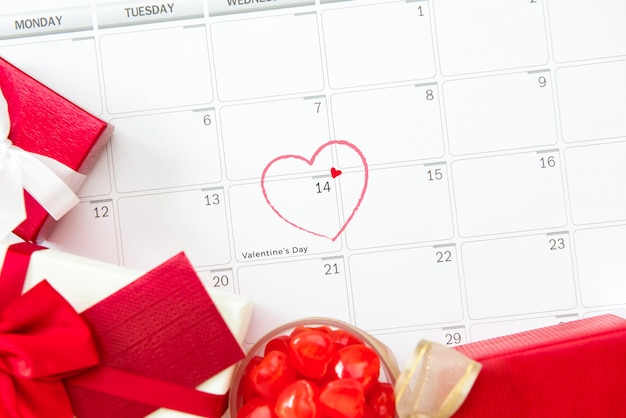 San valentino il 14 febbraio, makred sul calendario o sul desk planner