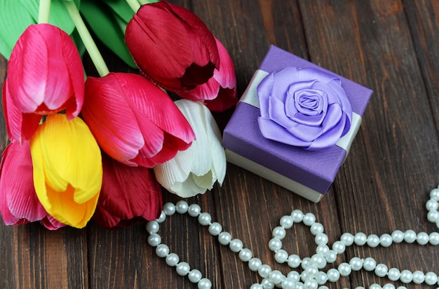 チューリップの花と弓とバレンタインデーのギフトボックス