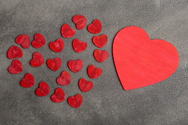 Foto concetto di auguri di san valentino confezione regalo e carta rossa a forma di cuore con spazio vuoto per il testo biglietto di auguri di san valentino