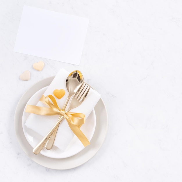 발렌타인 데이 식사 디자인 컨셉 - 레스토랑 휴일 축하 프로모션, 꼭대기 전망, 평평한 평지를 위해 대리석 흰색 배경에 격리된 낭만적인 접시 세트.