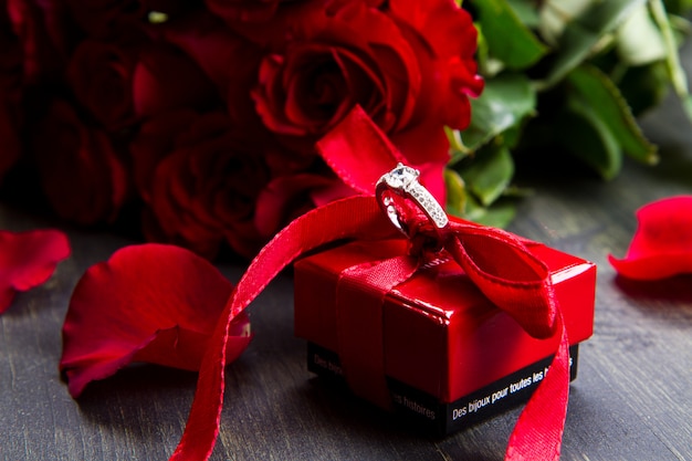 День святого Валентина Красные розы и подарочная коробка на деревянном фоне